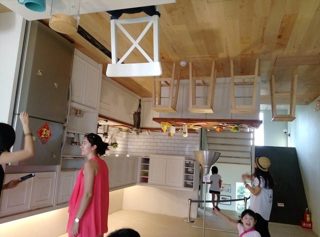 【台北華山顛倒屋展覽】世界翻轉過來嘍 華山顛倒屋。週日家庭日,一起去反轉顛倒一下 - 第12張圖 【台北華山顛倒屋展覽】世界翻轉過來嘍 華山顛倒屋。週日家庭日,一起去反轉顛倒一下