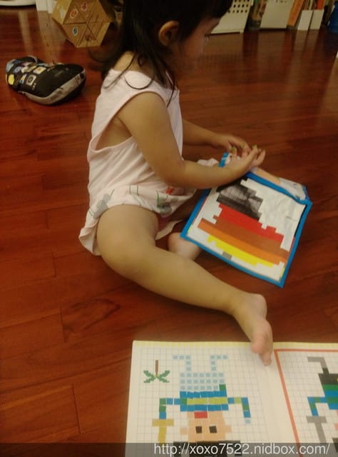 【育兒好物分享】專注力貼貼樂 姸姸在家好愛貼 (貼紙書/打發時間) - 第2張圖 【育兒好物分享】專注力貼貼樂 姸姸在家好愛貼 (貼紙書/打發時間)