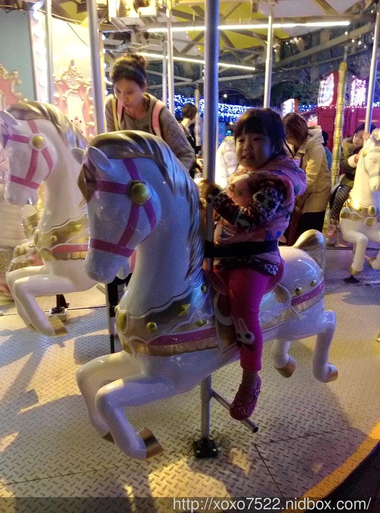 【2016新北市歡樂耶誕城】一家四口一起去 搭乘小飛機,旋轉木馬 耶誕節氣氛好濃厚 - 第14張圖 【2016新北市歡樂耶誕城】一家四口一起去 搭乘小飛機,旋轉木馬 耶誕節氣氛好濃厚