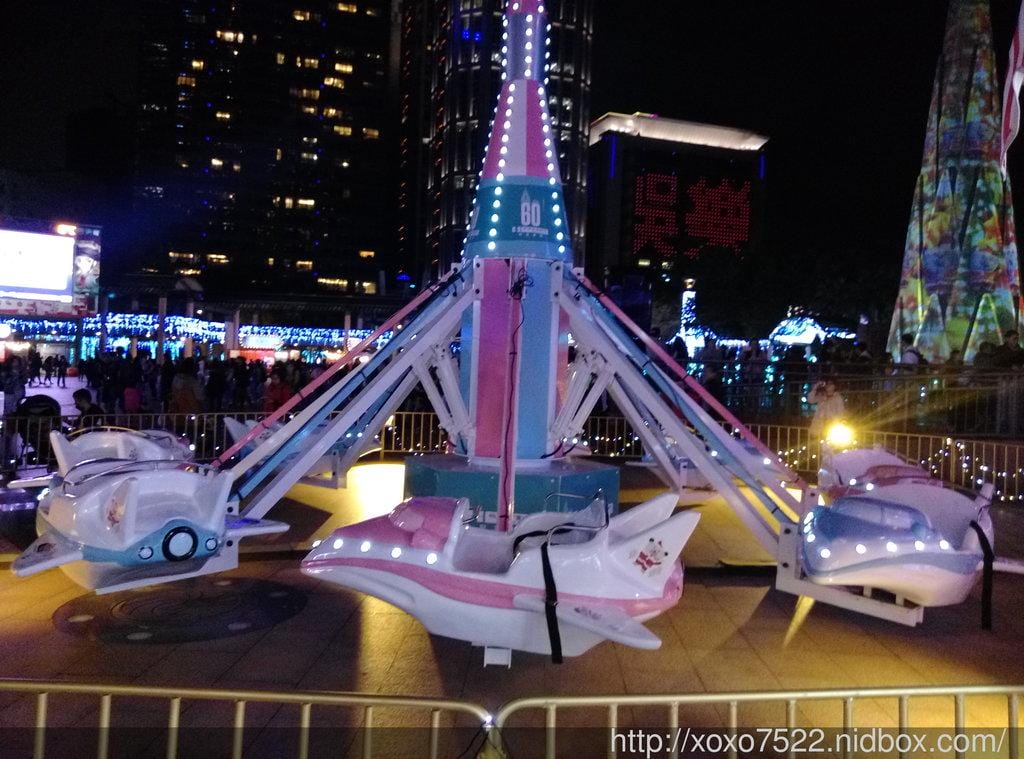 【2016新北市歡樂耶誕城】一家四口一起去 搭乘小飛機,旋轉木馬 耶誕節氣氛好濃厚 - 第22張圖 【2016新北市歡樂耶誕城】一家四口一起去 搭乘小飛機,旋轉木馬 耶誕節氣氛好濃厚