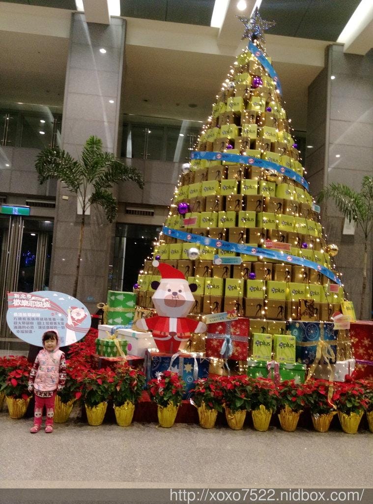 【2016新北市歡樂耶誕城】一家四口一起去 搭乘小飛機,旋轉木馬 耶誕節氣氛好濃厚 - 第4張圖 【2016新北市歡樂耶誕城】一家四口一起去 搭乘小飛機,旋轉木馬 耶誕節氣氛好濃厚