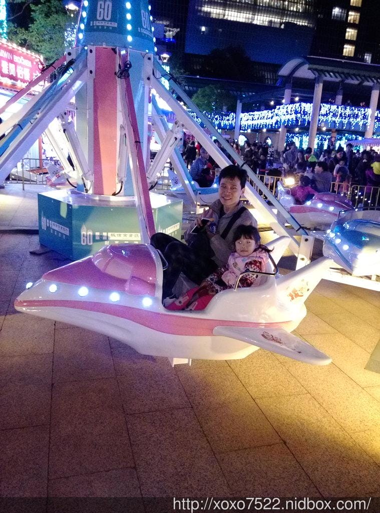 【2016新北市歡樂耶誕城】一家四口一起去 搭乘小飛機,旋轉木馬 耶誕節氣氛好濃厚 - 第23張圖 【2016新北市歡樂耶誕城】一家四口一起去 搭乘小飛機,旋轉木馬 耶誕節氣氛好濃厚