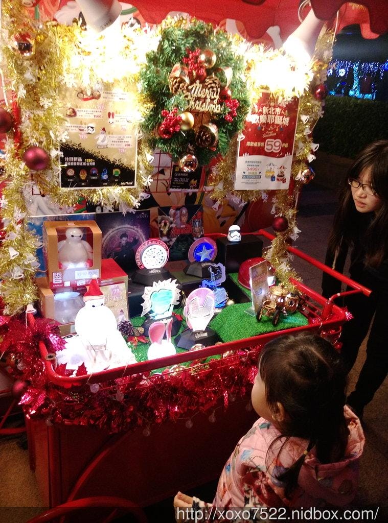 【2016新北市歡樂耶誕城】一家四口一起去 搭乘小飛機,旋轉木馬 耶誕節氣氛好濃厚 - 第15張圖 【2016新北市歡樂耶誕城】一家四口一起去 搭乘小飛機,旋轉木馬 耶誕節氣氛好濃厚