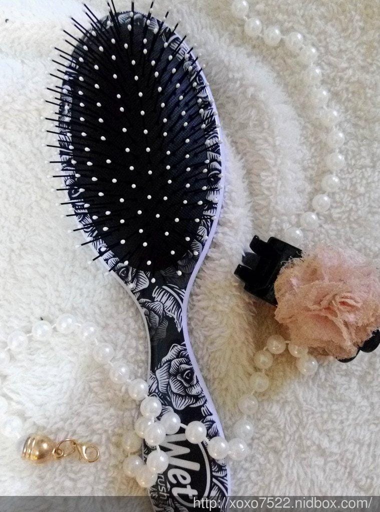 【梳具體驗】「Wet Brush」世上最溫柔的梳子 無阻力彈性纖維/專利鬆軟梳頭 對抗糾結,降低毛躁 還你柔順髮! - 第3張圖 【梳具體驗】「Wet Brush」世上最溫柔的梳子 無阻力彈性纖維/專利鬆軟梳頭 對抗糾結,降低毛躁 還你柔順髮!
