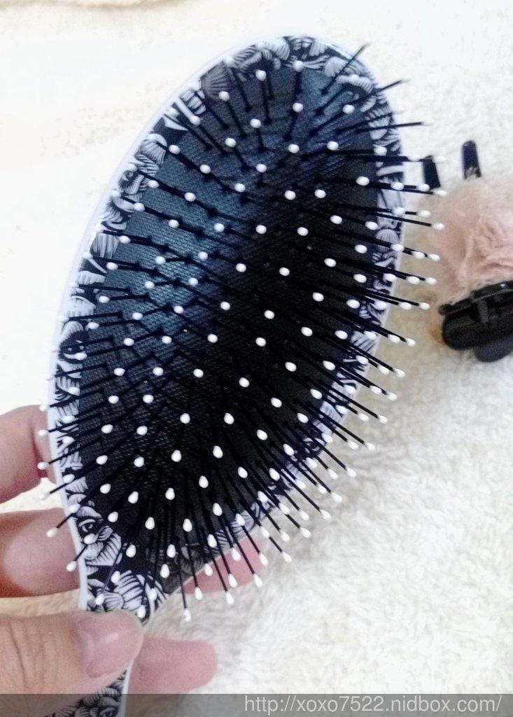 【梳具體驗】「Wet Brush」世上最溫柔的梳子 無阻力彈性纖維/專利鬆軟梳頭 對抗糾結,降低毛躁 還你柔順髮! - 第6張圖 【梳具體驗】「Wet Brush」世上最溫柔的梳子 無阻力彈性纖維/專利鬆軟梳頭 對抗糾結,降低毛躁 還你柔順髮!