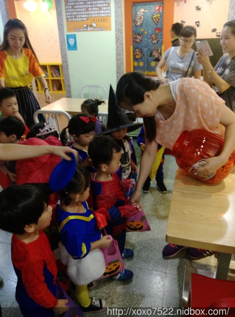(補)10/28 生活美語村 妍寶貝幼兒園—搗蛋總動員 – 萬聖節踩街趣 Trick or Treat! - 第23張圖 (補)10/28 生活美語村 妍寶貝幼兒園—搗蛋總動員 – 萬聖節踩街趣 Trick or Treat!
