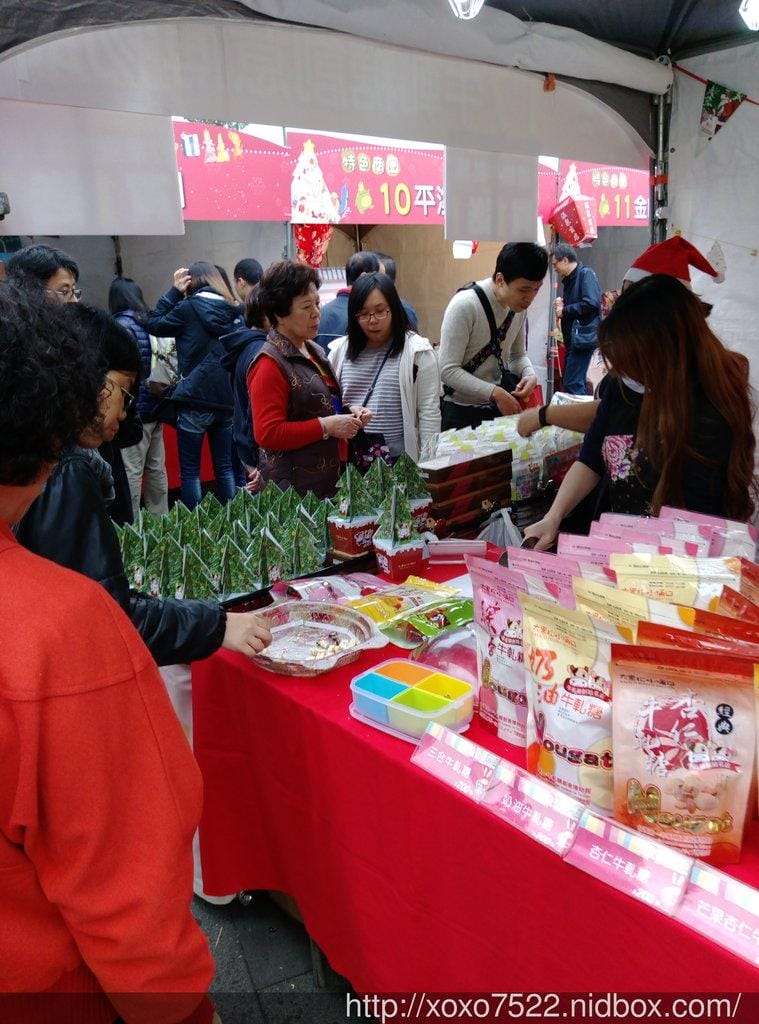 新北市政府廣場 歡樂耶誕城 / 耶誕市集 / 遊樂設施(摩天輪) 開心半日遊 - 第3張圖 新北市政府廣場 歡樂耶誕城 / 耶誕市集 / 遊樂設施(摩天輪) 開心半日遊