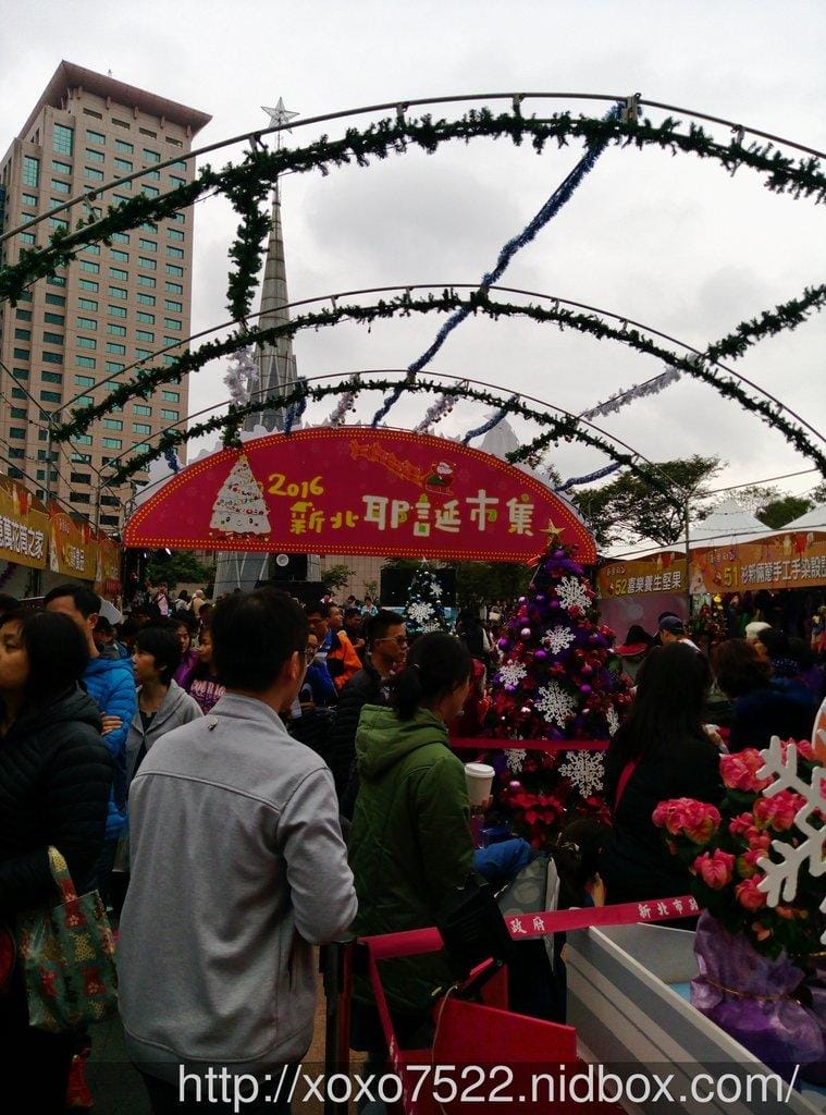 新北市政府廣場 歡樂耶誕城 / 耶誕市集 / 遊樂設施(摩天輪) 開心半日遊 - 第2張圖 新北市政府廣場 歡樂耶誕城 / 耶誕市集 / 遊樂設施(摩天輪) 開心半日遊