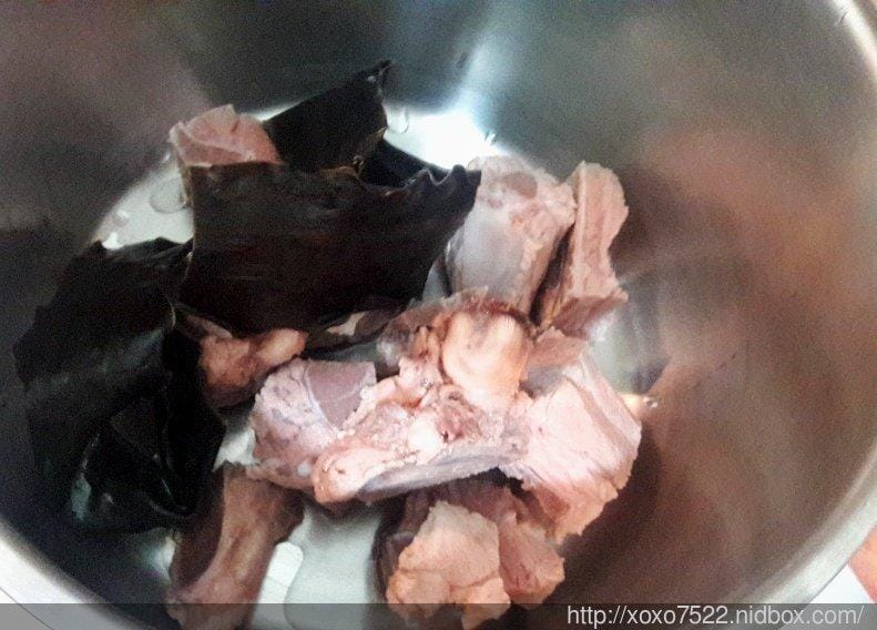 【副食品】替小卉寶貝的熬營養的 《龍骨+蔬果高湯》食物泥 - 第2張圖 【副食品】替小卉寶貝的熬營養的 《龍骨+蔬果高湯》食物泥
