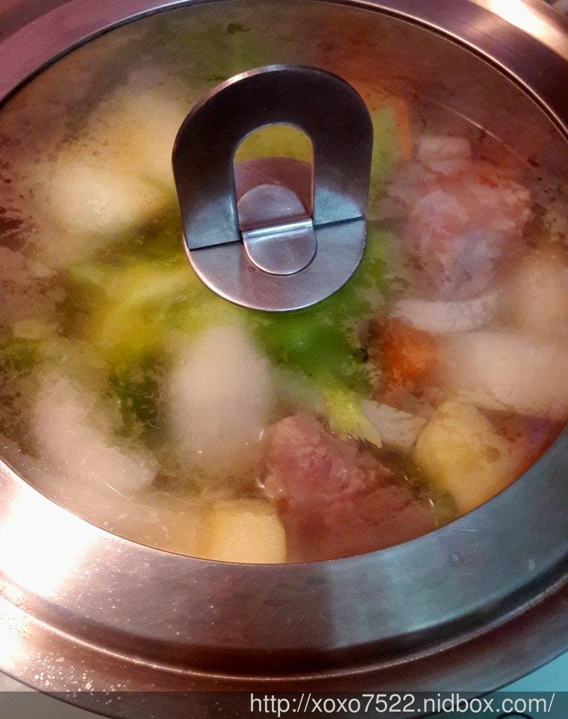 【副食品】替小卉寶貝的熬營養的 《龍骨+蔬果高湯》食物泥 - 第5張圖 【副食品】替小卉寶貝的熬營養的 《龍骨+蔬果高湯》食物泥