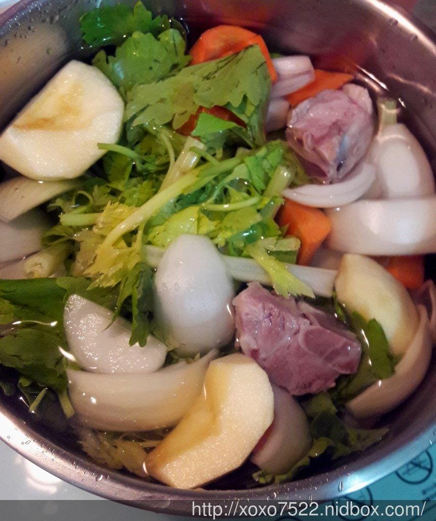 【副食品】替小卉寶貝的熬營養的 《龍骨+蔬果高湯》食物泥 - 第4張圖 【副食品】替小卉寶貝的熬營養的 《龍骨+蔬果高湯》食物泥