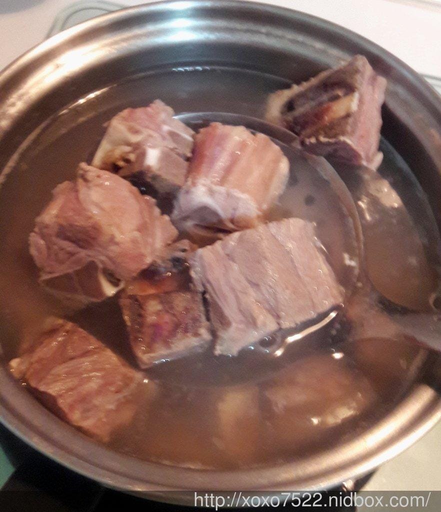 【副食品】替小卉寶貝的熬營養的 《龍骨+蔬果高湯》食物泥 - 第3張圖 【副食品】替小卉寶貝的熬營養的 《龍骨+蔬果高湯》食物泥