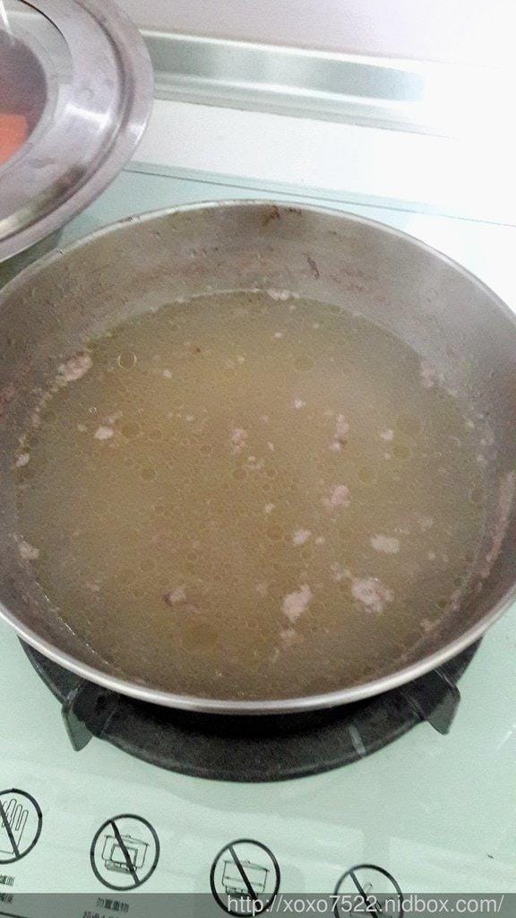 【副食品】小卉寶寶的雞骨蔬菜高湯 營養健康紀錄 - 第4張圖 【副食品】小卉寶寶的雞骨蔬菜高湯 營養健康紀錄