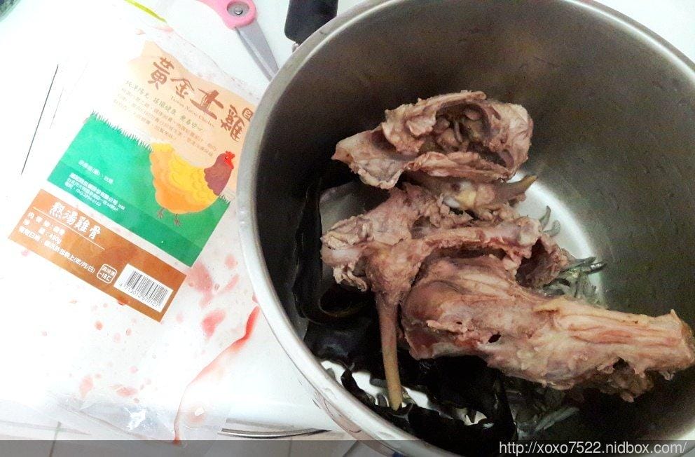【副食品】小卉寶寶的雞骨蔬菜高湯 營養健康紀錄 - 第5張圖 【副食品】小卉寶寶的雞骨蔬菜高湯 營養健康紀錄