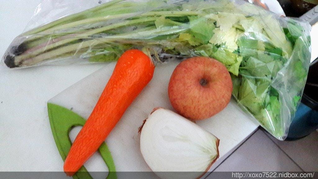 【副食品】小卉寶寶的雞骨蔬菜高湯 營養健康紀錄 - 第7張圖 【副食品】小卉寶寶的雞骨蔬菜高湯 營養健康紀錄