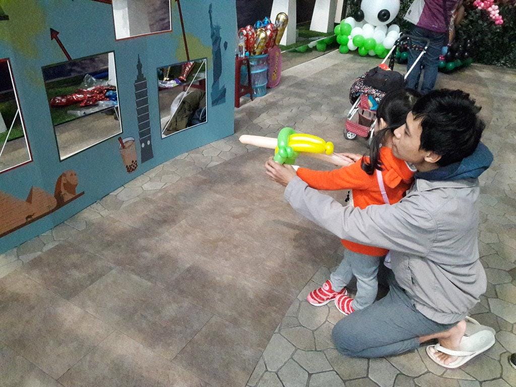 【2017兒童節連假第一天】板橋大遠百氣球展，魔術秀  真好玩