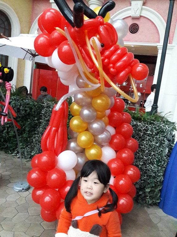【2017兒童節連假第一天】板橋大遠百氣球展，魔術秀  真好玩