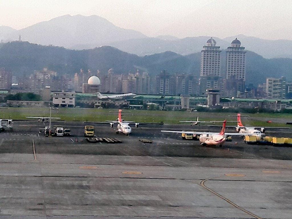 【2017兒童節連假第二天】全家一起來 松山機場觀景台 看飛機 - 第10張圖 【2017兒童節連假第二天】全家一起來 松山機場觀景台 看飛機
