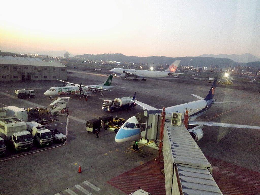 【2017兒童節連假第二天】全家一起來 松山機場觀景台 看飛機 - 第8張圖 【2017兒童節連假第二天】全家一起來 松山機場觀景台 看飛機