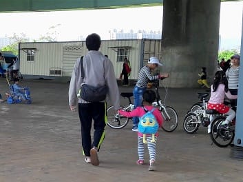【2017兒童節連假第三天】浮州橋下騎車車,板橋大遠百闖關活動 - 第14張圖 【2017兒童節連假第三天】浮州橋下騎車車,板橋大遠百闖關活動