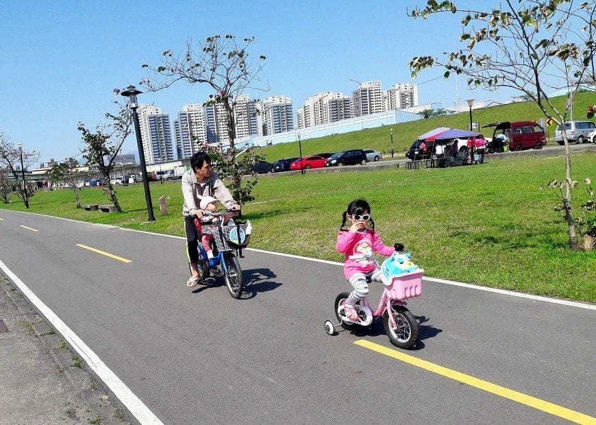 【2017兒童節連假第三天】浮州橋下騎車車,板橋大遠百闖關活動 - 第5張圖 【2017兒童節連假第三天】浮州橋下騎車車,板橋大遠百闖關活動