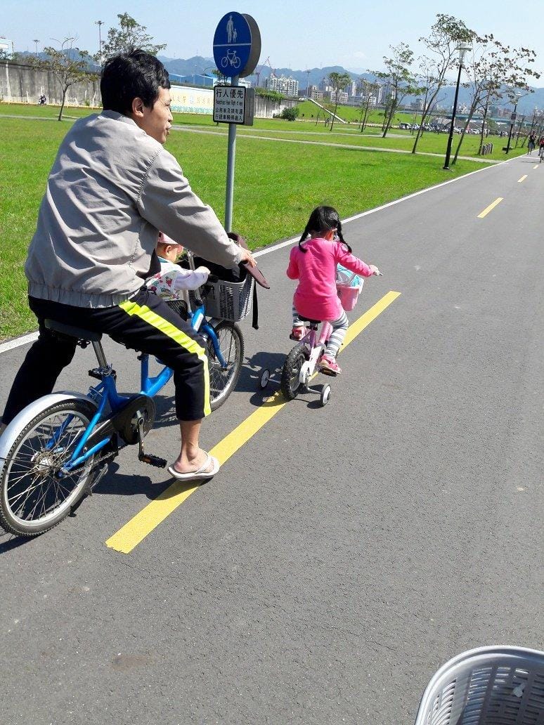 【2017兒童節連假第三天】浮州橋下騎車車,板橋大遠百闖關活動 - 第4張圖 【2017兒童節連假第三天】浮州橋下騎車車,板橋大遠百闖關活動