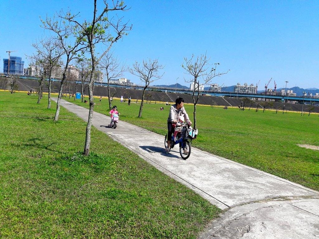 【2017兒童節連假第三天】浮州橋下騎車車,板橋大遠百闖關活動 - 第6張圖 【2017兒童節連假第三天】浮州橋下騎車車,板橋大遠百闖關活動