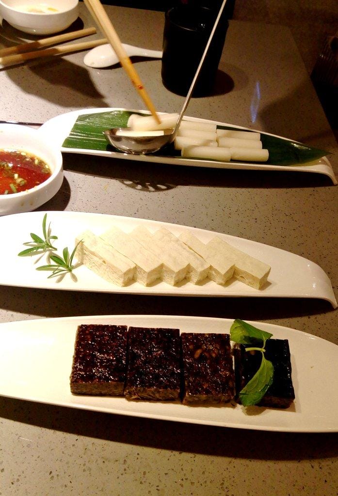 【食記 ●板橋】海底撈台灣二號店新開幕, 品嘗火鍋看秀,氣氛熱鬧滾滾,兒童遊戲區 - 第24張圖 【食記 ●板橋】海底撈台灣二號店新開幕, 品嘗火鍋看秀,氣氛熱鬧滾滾,兒童遊戲區