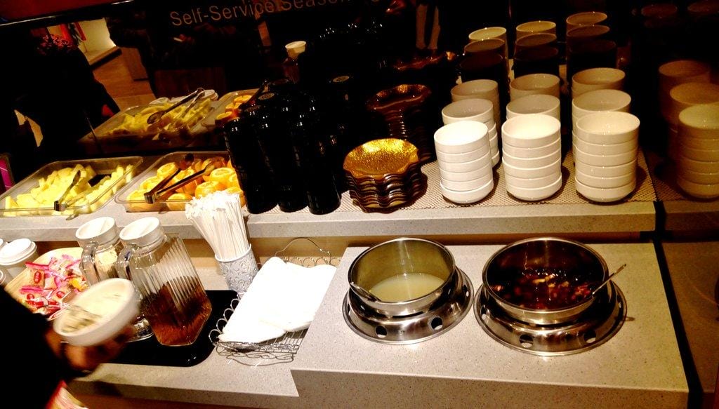 【食記 ●板橋】海底撈台灣二號店新開幕, 品嘗火鍋看秀,氣氛熱鬧滾滾,兒童遊戲區 - 第4張圖 【食記 ●板橋】海底撈台灣二號店新開幕, 品嘗火鍋看秀,氣氛熱鬧滾滾,兒童遊戲區