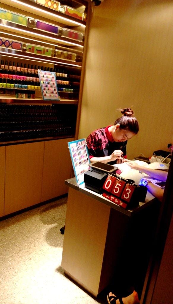 【食記 ●板橋】海底撈台灣二號店新開幕, 品嘗火鍋看秀,氣氛熱鬧滾滾,兒童遊戲區 - 第27張圖 【食記 ●板橋】海底撈台灣二號店新開幕, 品嘗火鍋看秀,氣氛熱鬧滾滾,兒童遊戲區