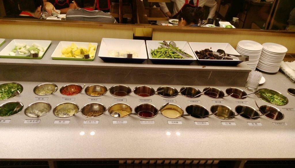 【食記 ●板橋】海底撈台灣二號店新開幕, 品嘗火鍋看秀,氣氛熱鬧滾滾,兒童遊戲區 - 第16張圖 【食記 ●板橋】海底撈台灣二號店新開幕, 品嘗火鍋看秀,氣氛熱鬧滾滾,兒童遊戲區