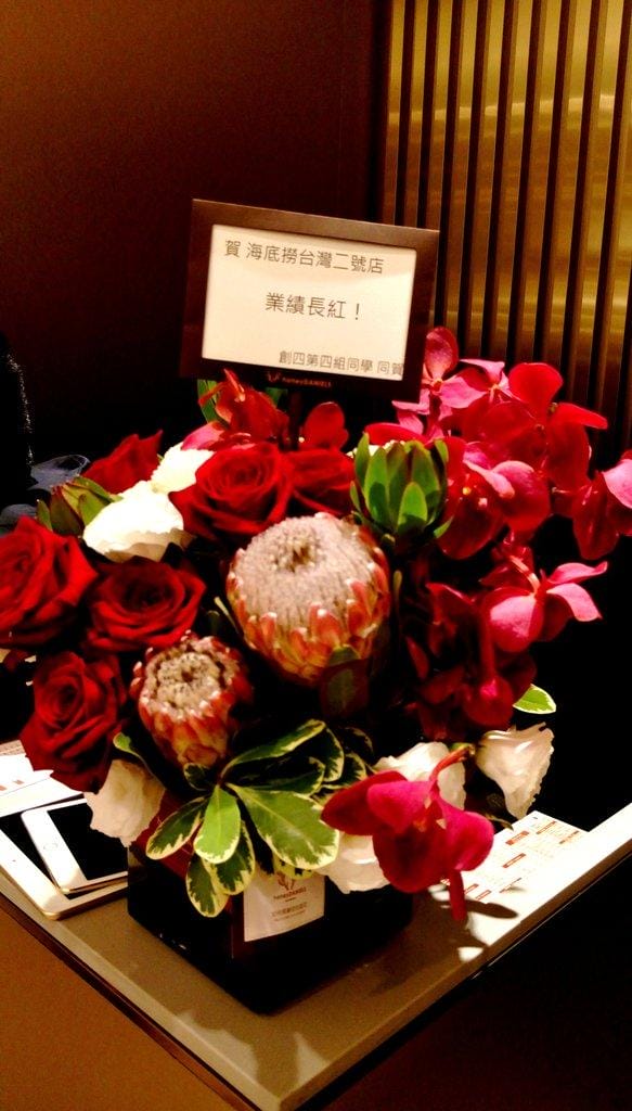 【食記 ●板橋】海底撈台灣二號店新開幕, 品嘗火鍋看秀,氣氛熱鬧滾滾,兒童遊戲區 - 第2張圖 【食記 ●板橋】海底撈台灣二號店新開幕, 品嘗火鍋看秀,氣氛熱鬧滾滾,兒童遊戲區