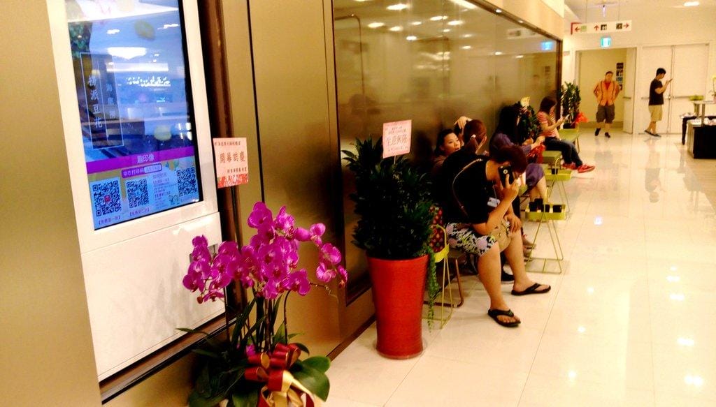 【食記 ●板橋】海底撈台灣二號店新開幕, 品嘗火鍋看秀,氣氛熱鬧滾滾,兒童遊戲區 - 第8張圖 【食記 ●板橋】海底撈台灣二號店新開幕, 品嘗火鍋看秀,氣氛熱鬧滾滾,兒童遊戲區