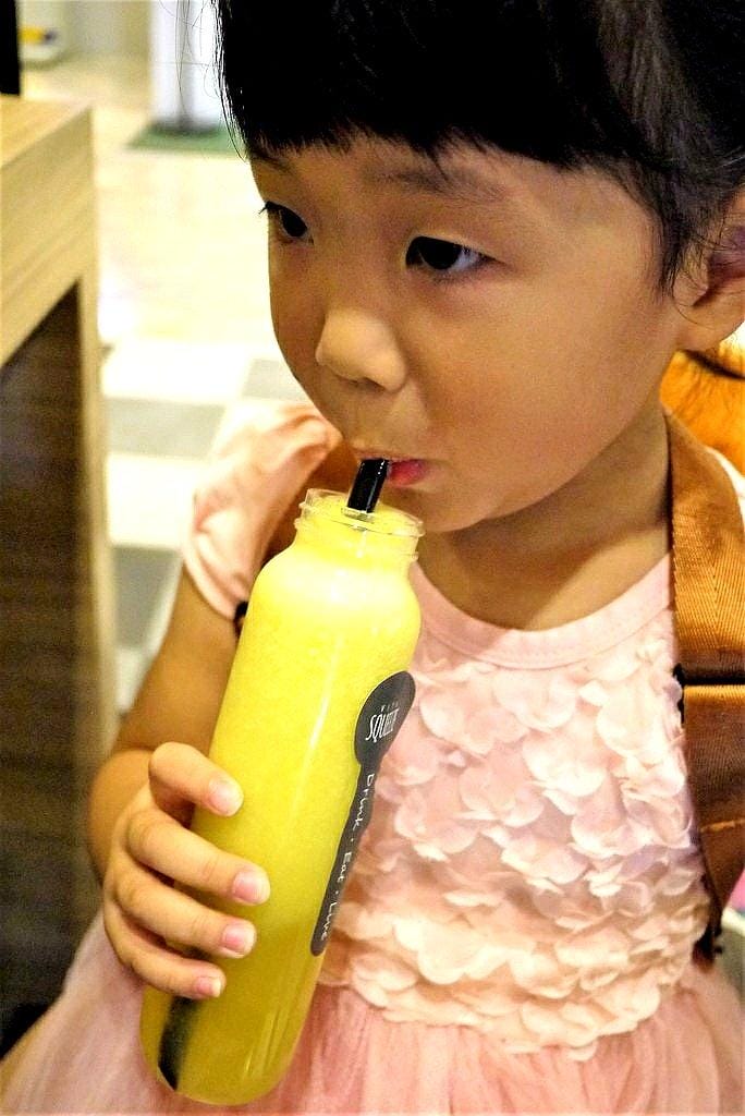 【板橋現打果汁】 Vita Squeezzz 微時光(誠品店),健康美味,帕尼尼/ 燻鮭魚沙拉 / 水果氣泡 - 第13張圖 【板橋現打果汁】 Vita Squeezzz 微時光(誠品店),健康美味,帕尼尼/ 燻鮭魚沙拉 / 水果氣泡
