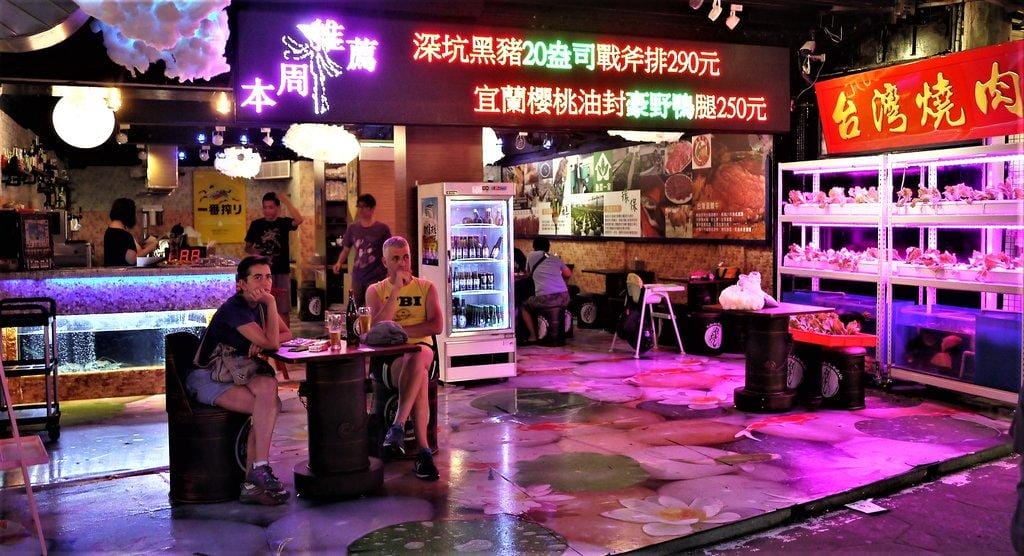 【通化夜市美食】台灣燒肉,新鮮美味串燒推薦,聚餐小酌好去處/ 信義安和捷運站 - 第2張圖 【通化夜市美食】台灣燒肉,新鮮美味串燒推薦,聚餐小酌好去處/ 信義安和捷運站