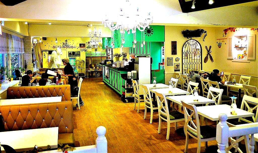 【西門町餐廳】Oyami cafe 少女心爆發,彷彿身處夢幻城堡內、台北下午茶 / 姐妹們的聚會首選 / 義大利麵 / 草莓鬆餅 - 第11張圖 【西門町餐廳】Oyami cafe 少女心爆發,彷彿身處夢幻城堡內、台北下午茶 / 姐妹們的聚會首選 / 義大利麵 / 草莓鬆餅