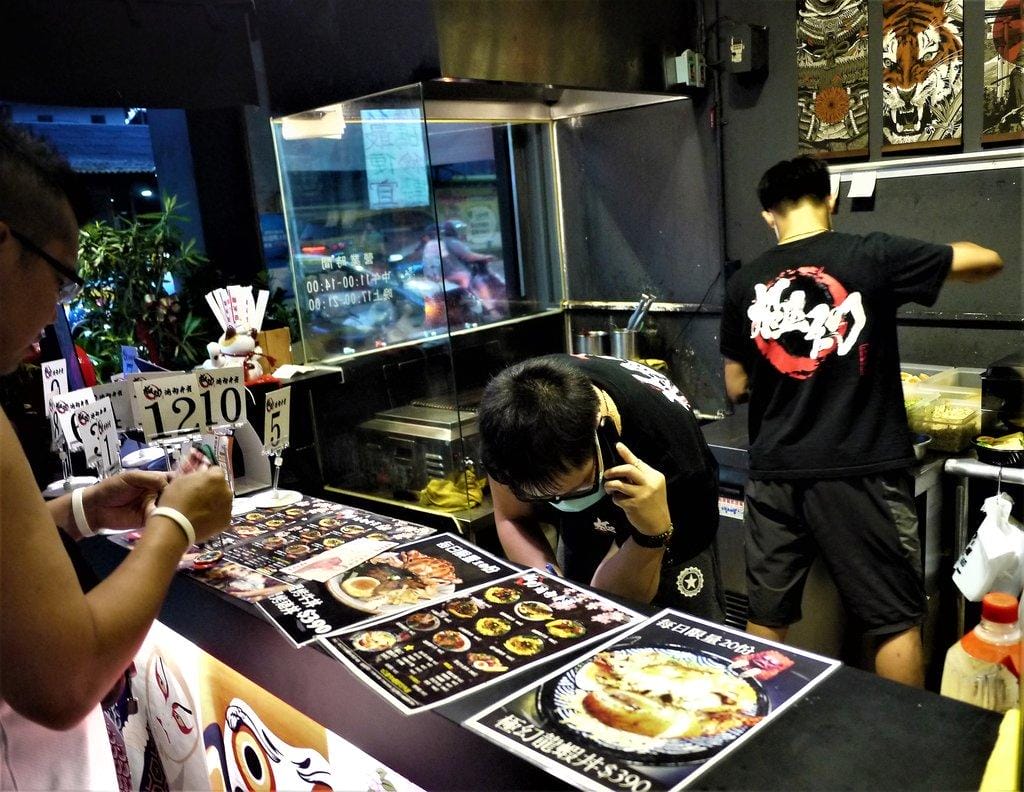 【新北 板橋】極幻燒肉弁当、花蟹烤牛豬丼 /極幻龍蝦丼、 百元丼飯 CP值高 - 第6張圖 【新北 板橋】極幻燒肉弁当、花蟹烤牛豬丼 /極幻龍蝦丼、 百元丼飯 CP值高