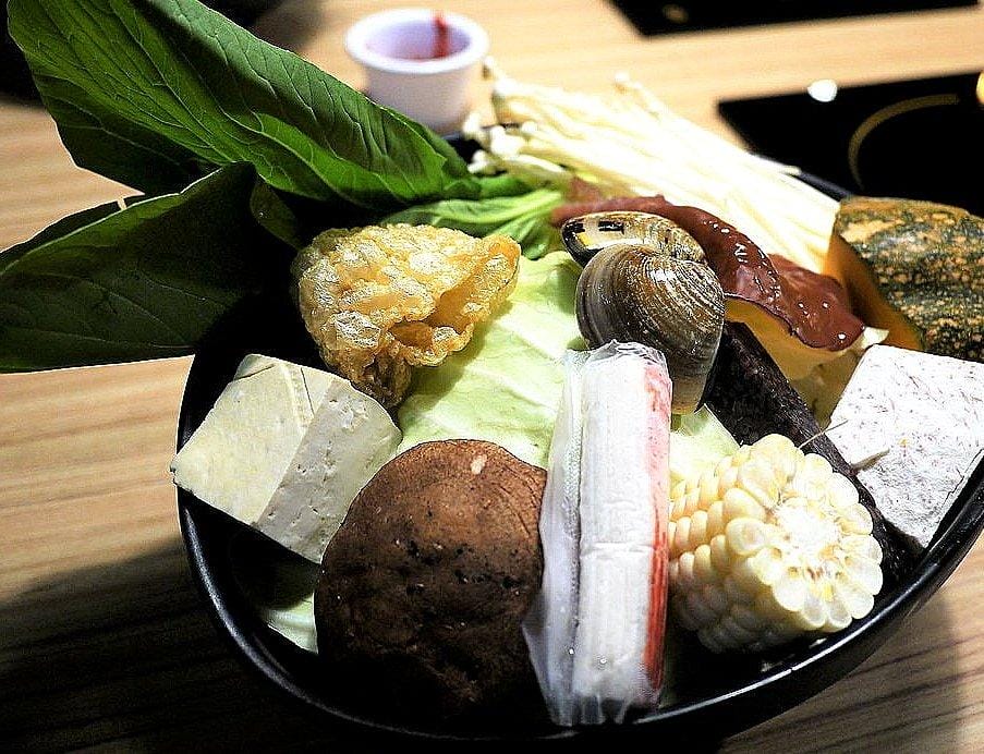 【板橋/火鍋】 鮮入圍煮-精緻鍋物,活波士頓龍蝦鍋,活沙公鍋~滿滿的頂級海鮮~文末有完整菜單 - 第17張圖 【板橋/火鍋】 鮮入圍煮-精緻鍋物,活波士頓龍蝦鍋,活沙公鍋~滿滿的頂級海鮮~文末有完整菜單