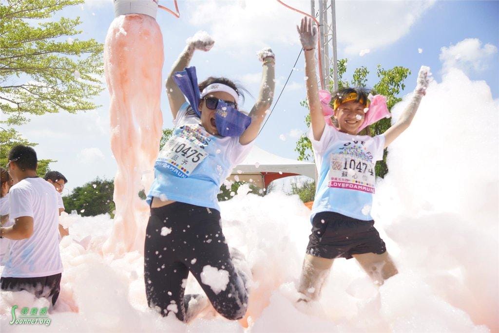 【2018創意路跑活動】Love Foam Run泡泡跑,全民瘋路跑 / 馬拉松賽事,享受被五彩繽紛泡泡包圍的樂趣 - 第10張圖 【2018創意路跑活動】Love Foam Run泡泡跑,全民瘋路跑 / 馬拉松賽事,享受被五彩繽紛泡泡包圍的樂趣