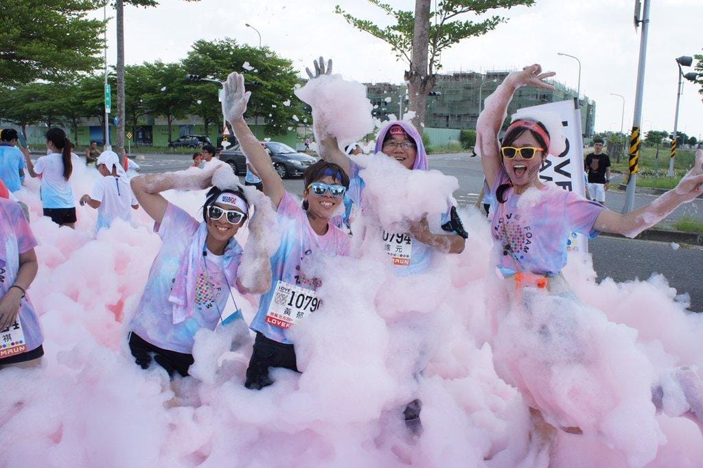 【2018創意路跑活動】Love Foam Run泡泡跑,全民瘋路跑 / 馬拉松賽事,享受被五彩繽紛泡泡包圍的樂趣 - 第9張圖 【2018創意路跑活動】Love Foam Run泡泡跑,全民瘋路跑 / 馬拉松賽事,享受被五彩繽紛泡泡包圍的樂趣