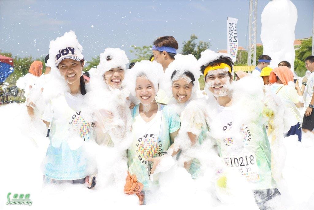 【2018創意路跑活動】Love Foam Run泡泡跑,全民瘋路跑 / 馬拉松賽事,享受被五彩繽紛泡泡包圍的樂趣 - 第11張圖 【2018創意路跑活動】Love Foam Run泡泡跑,全民瘋路跑 / 馬拉松賽事,享受被五彩繽紛泡泡包圍的樂趣