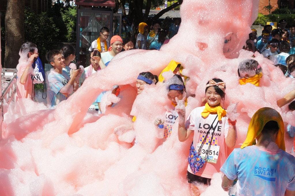 【2018創意路跑活動】Love Foam Run泡泡跑,全民瘋路跑 / 馬拉松賽事,享受被五彩繽紛泡泡包圍的樂趣 - 第2張圖 【2018創意路跑活動】Love Foam Run泡泡跑,全民瘋路跑 / 馬拉松賽事,享受被五彩繽紛泡泡包圍的樂趣