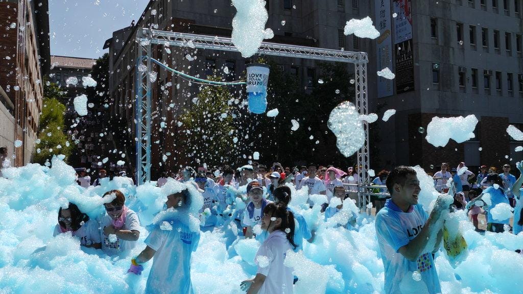 【2018創意路跑活動】Love Foam Run泡泡跑,全民瘋路跑 / 馬拉松賽事,享受被五彩繽紛泡泡包圍的樂趣 - 第13張圖 【2018創意路跑活動】Love Foam Run泡泡跑,全民瘋路跑 / 馬拉松賽事,享受被五彩繽紛泡泡包圍的樂趣