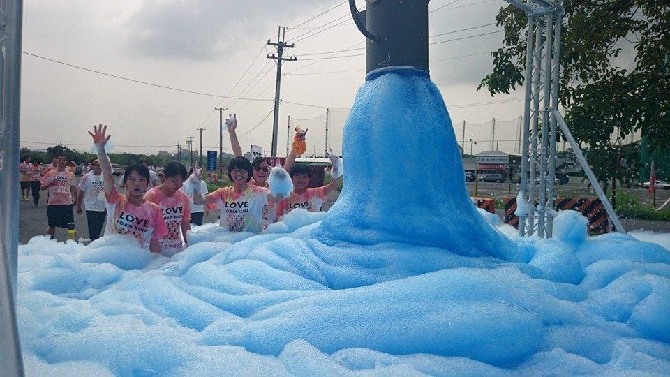 【2018創意路跑活動】Love Foam Run泡泡跑,全民瘋路跑 / 馬拉松賽事,享受被五彩繽紛泡泡包圍的樂趣 - 第4張圖 【2018創意路跑活動】Love Foam Run泡泡跑,全民瘋路跑 / 馬拉松賽事,享受被五彩繽紛泡泡包圍的樂趣