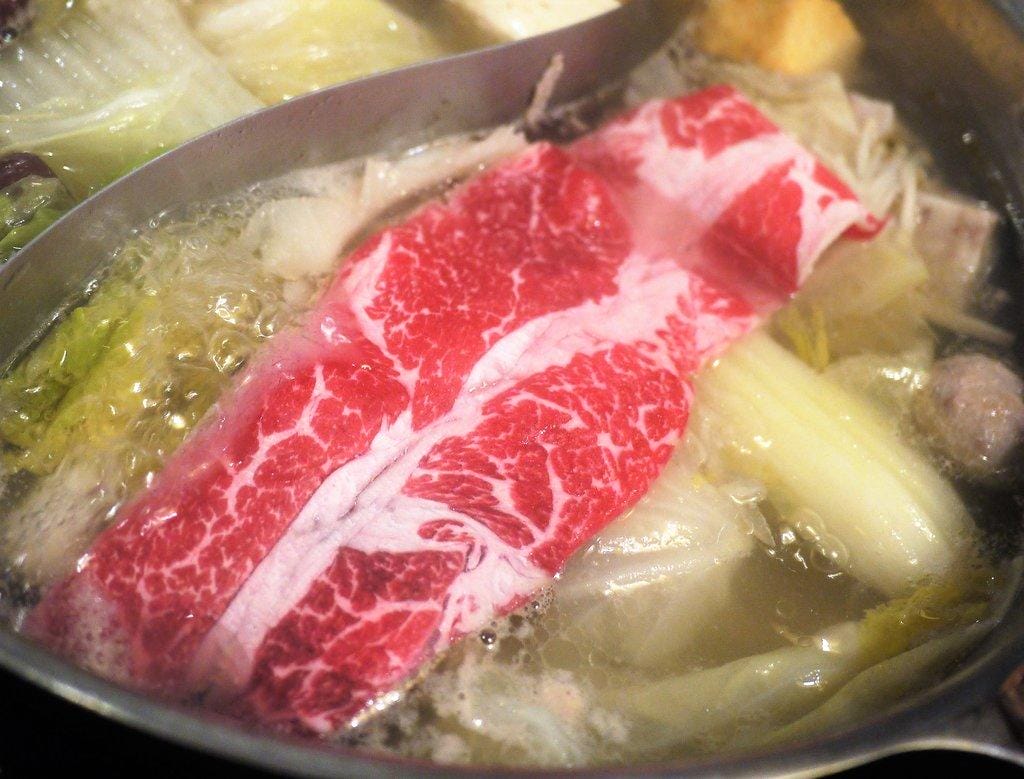 【中和 火鍋】 沸騰涮涮鍋,超澎湃大份量肉盤,Q彈多汁鮮蝦,明治冰淇淋/飲品無限吃到飽(文末完整菜單) - 第37張圖 【中和 火鍋】 沸騰涮涮鍋,超澎湃大份量肉盤,Q彈多汁鮮蝦,明治冰淇淋/飲品無限吃到飽(文末完整菜單)