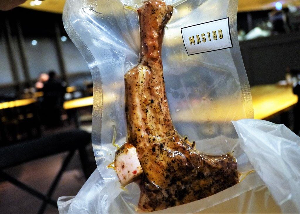 【中和美食】MASTRO 戰斧教父 (中和環球店) / 15oz招牌戰斧豬排 / 巧克力香蕉舒芙蕾鬆餅 / 中和美式餐廳 - 第48張圖 【中和美食】MASTRO 戰斧教父 (中和環球店) / 15oz招牌戰斧豬排 / 巧克力香蕉舒芙蕾鬆餅 / 中和美式餐廳