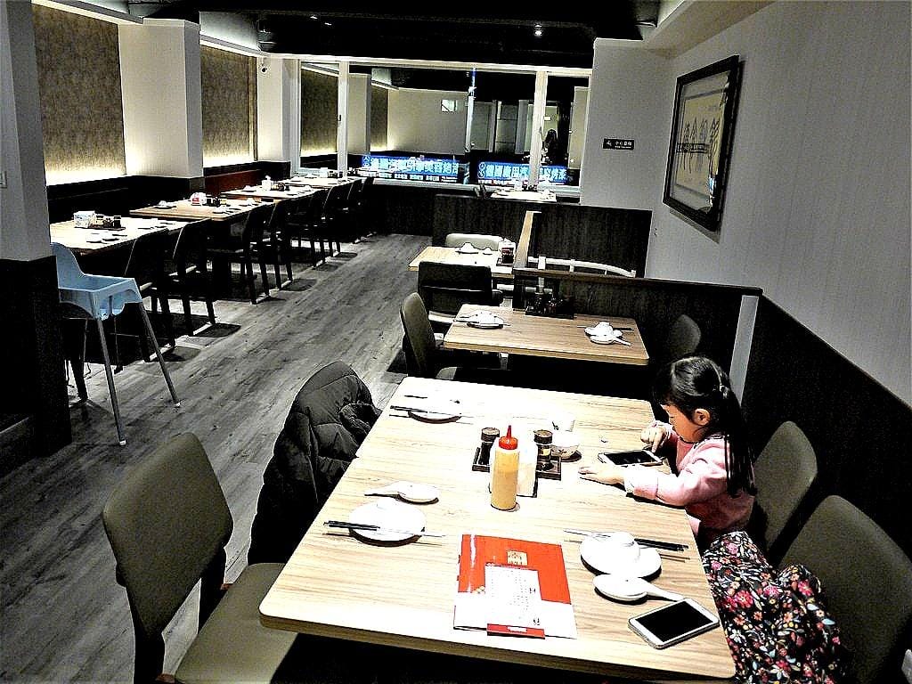 【台北 食記 】泰和樓 – 道地的東北小館，東北酸菜白肉鍋 / 叢林雞 / 銀絲卷