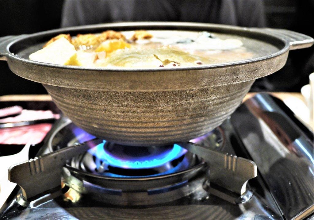 【台北 食記 】泰和樓 – 道地的東北小館，東北酸菜白肉鍋 / 叢林雞 / 銀絲卷