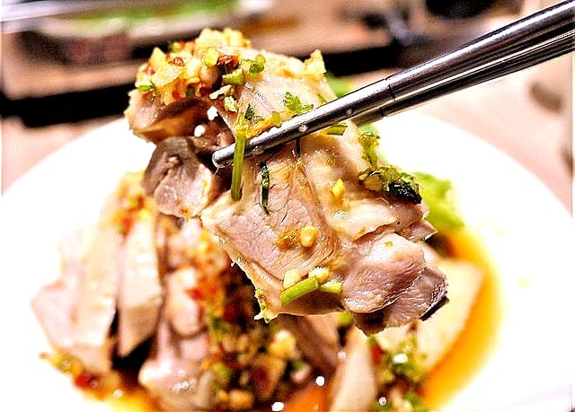 【台北 食記 】泰和樓 – 道地的東北小館，東北酸菜白肉鍋 / 叢林雞 / 銀絲卷
