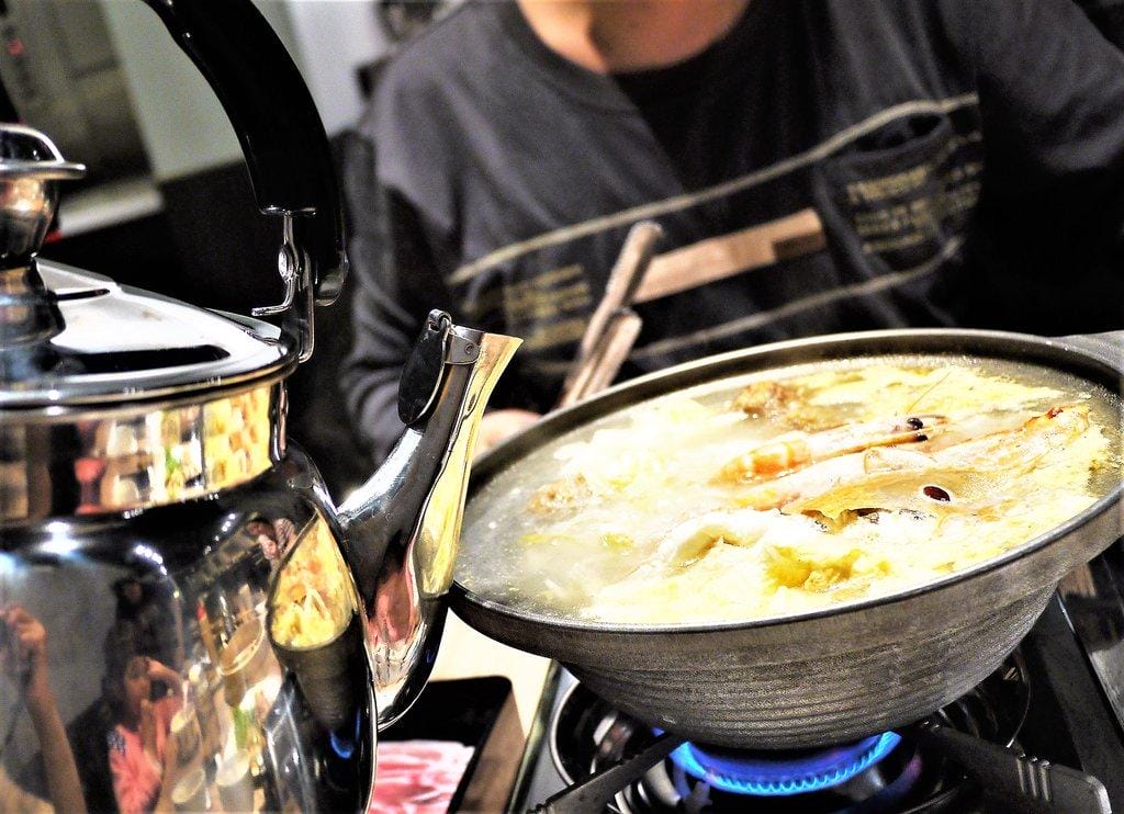 【台北 食記 】泰和樓 – 道地的東北小館，東北酸菜白肉鍋 / 叢林雞 / 銀絲卷